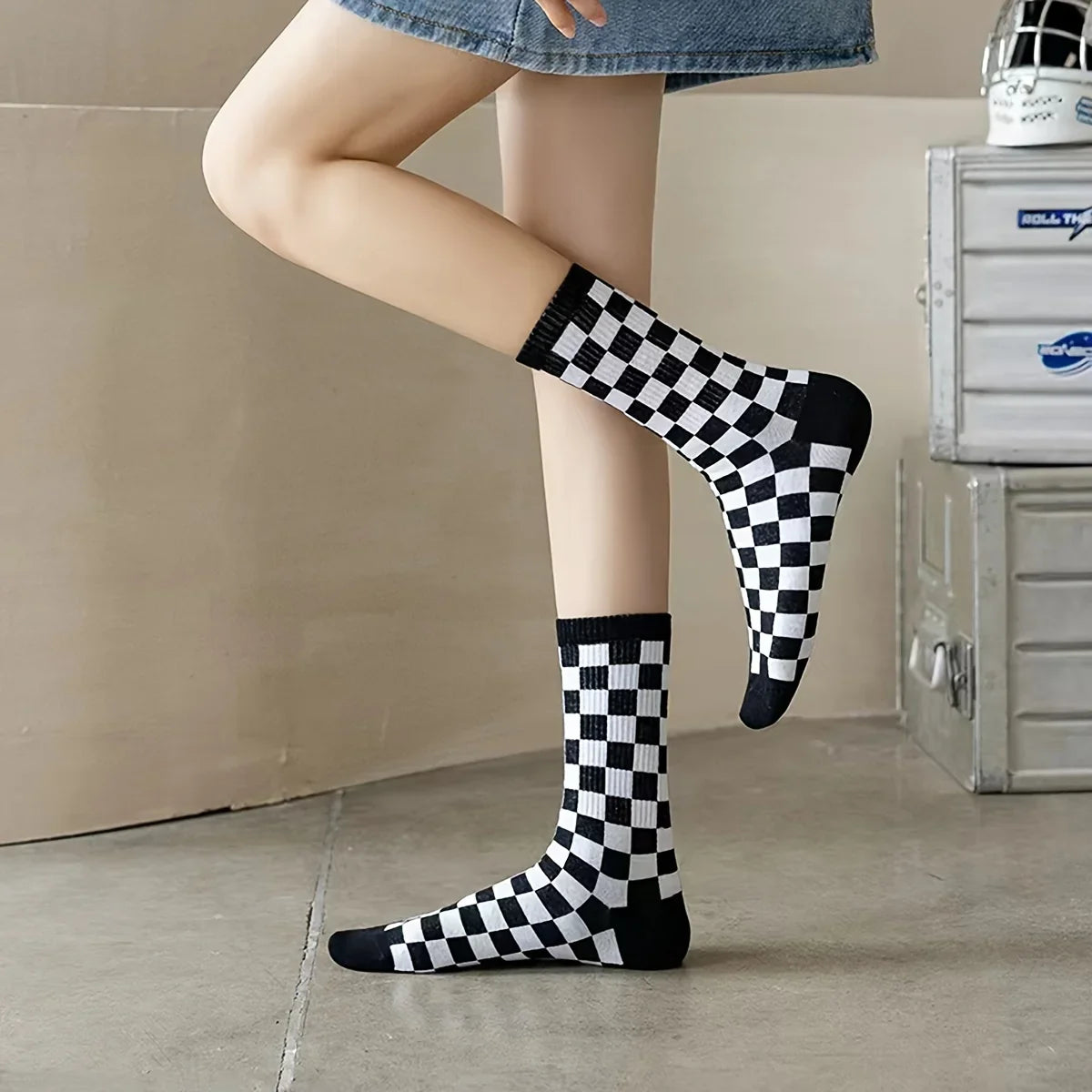 Black White Checkerboard Crew Socks – 2 Pairs, Unisex Novelty Crew Socks Qme
