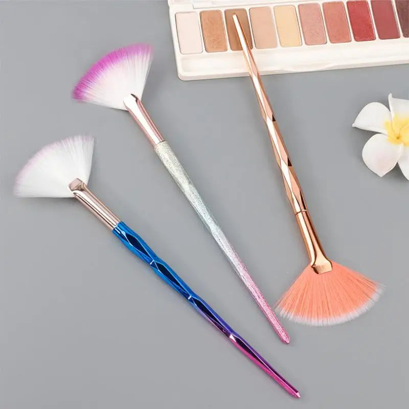 Fan-Shaped Highlighter Makeup Brush – Soft Synthetic Blush Makeup Brush Qst