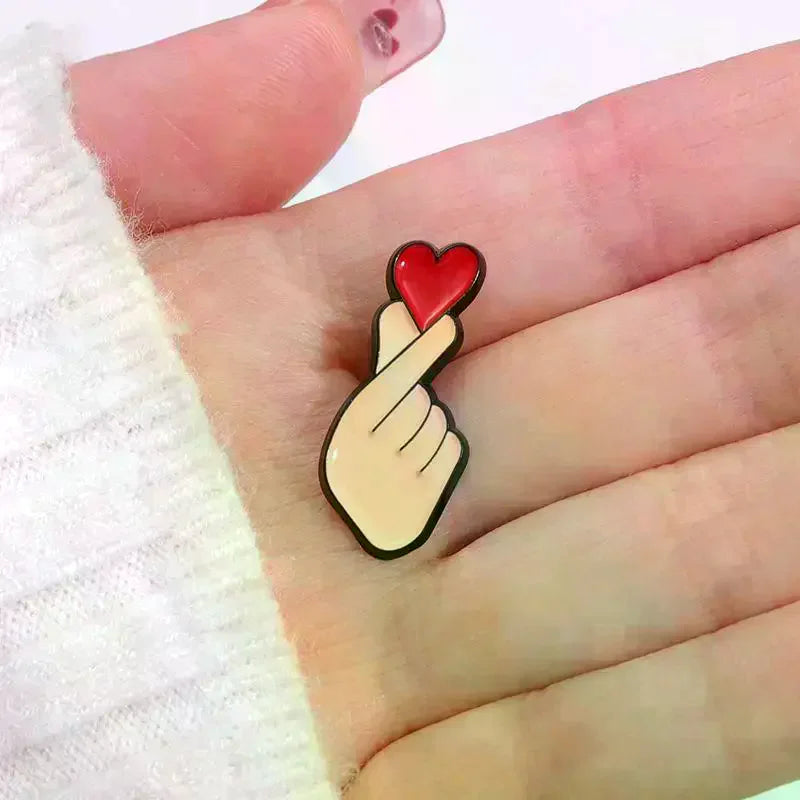 Sign Language Enamel Pin – Cute Hand Gesture Lapel Brooch Enamel Lapel Pin Qme