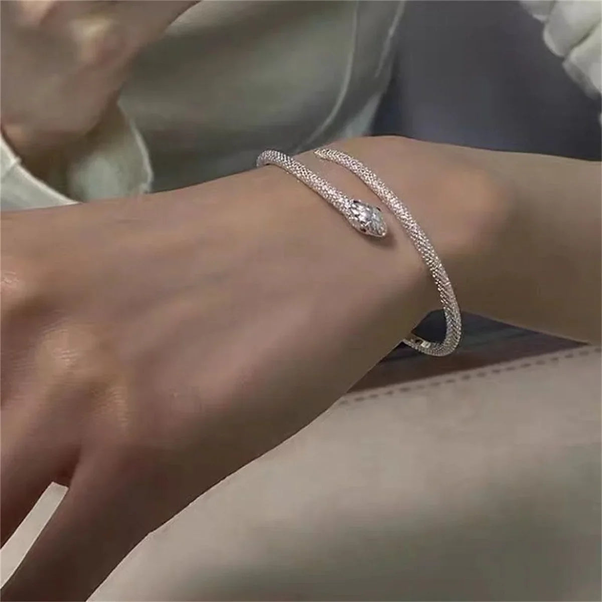 Hetian Jade Bell Bangle Bracelet – Retro Palace Design Jade Bangle Bracelet Qme