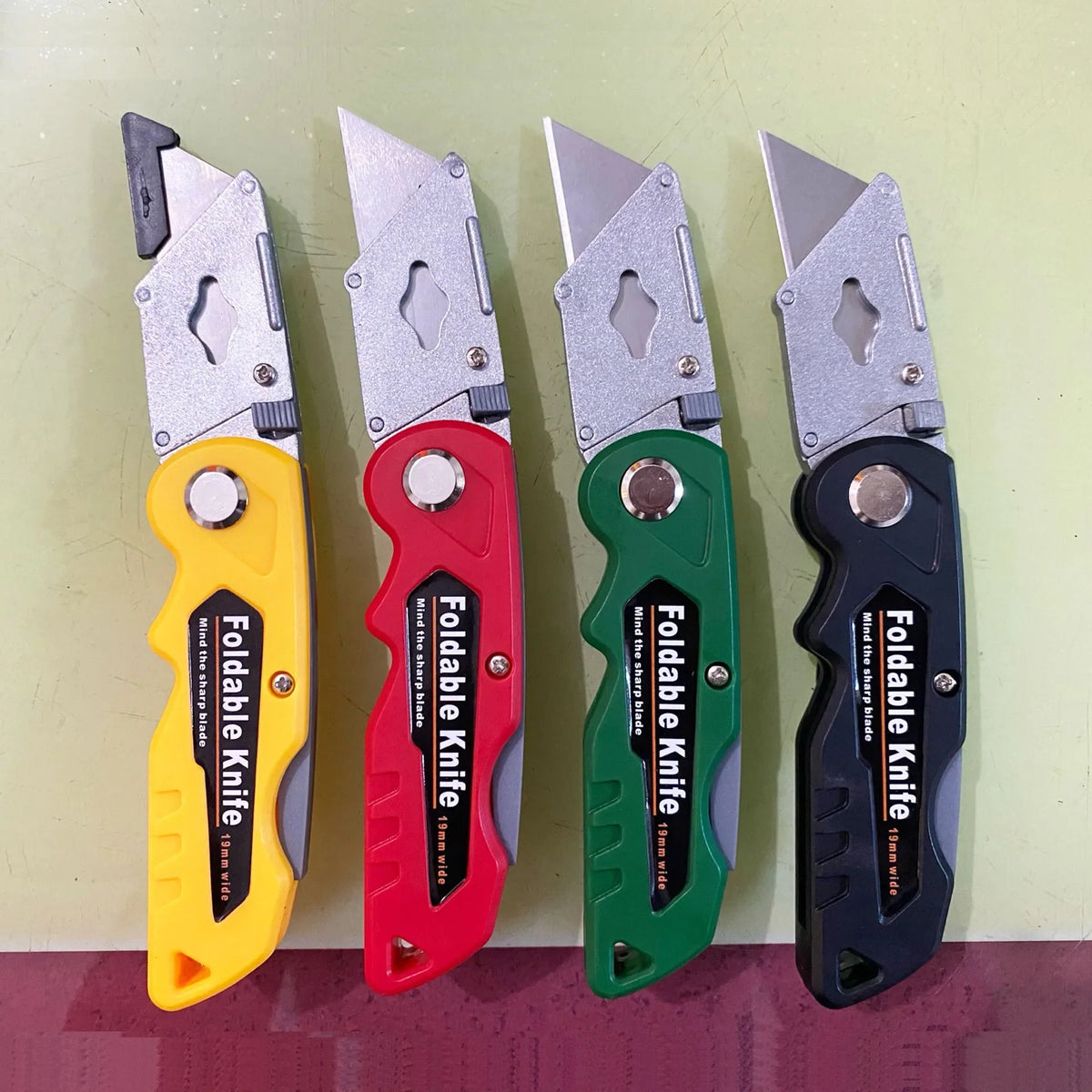 Alloy Folding Art Knife with ABS Handle & Blade Storage Folding Utility Knife Qme Random color 2pcs