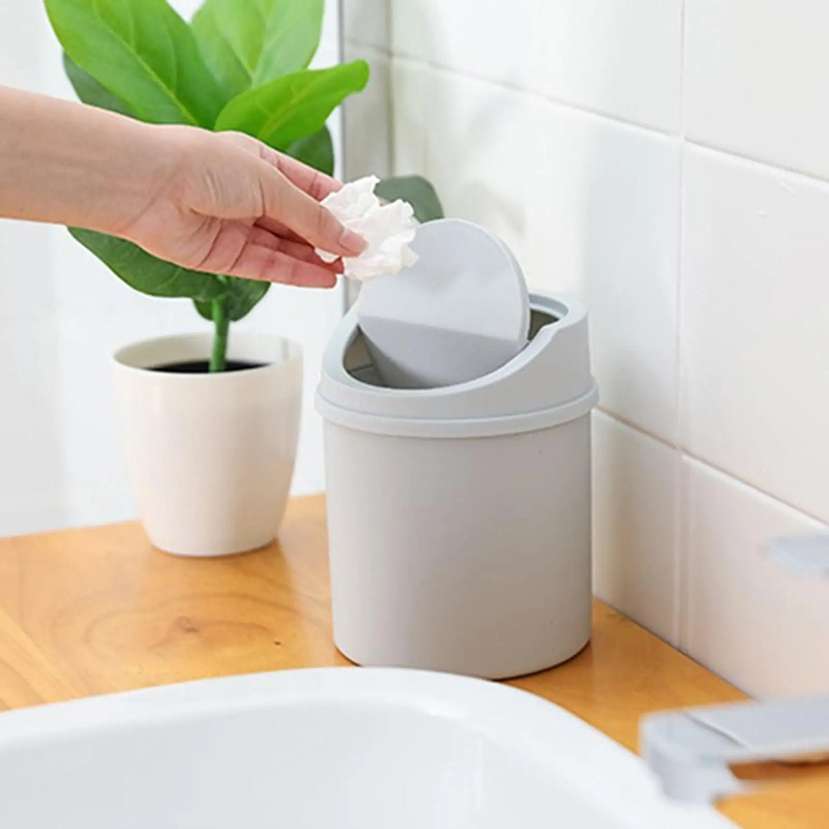 Mini Desktop Trash Can with Lid – Small Odor-Proof Bin Desktop Trash Can Qme