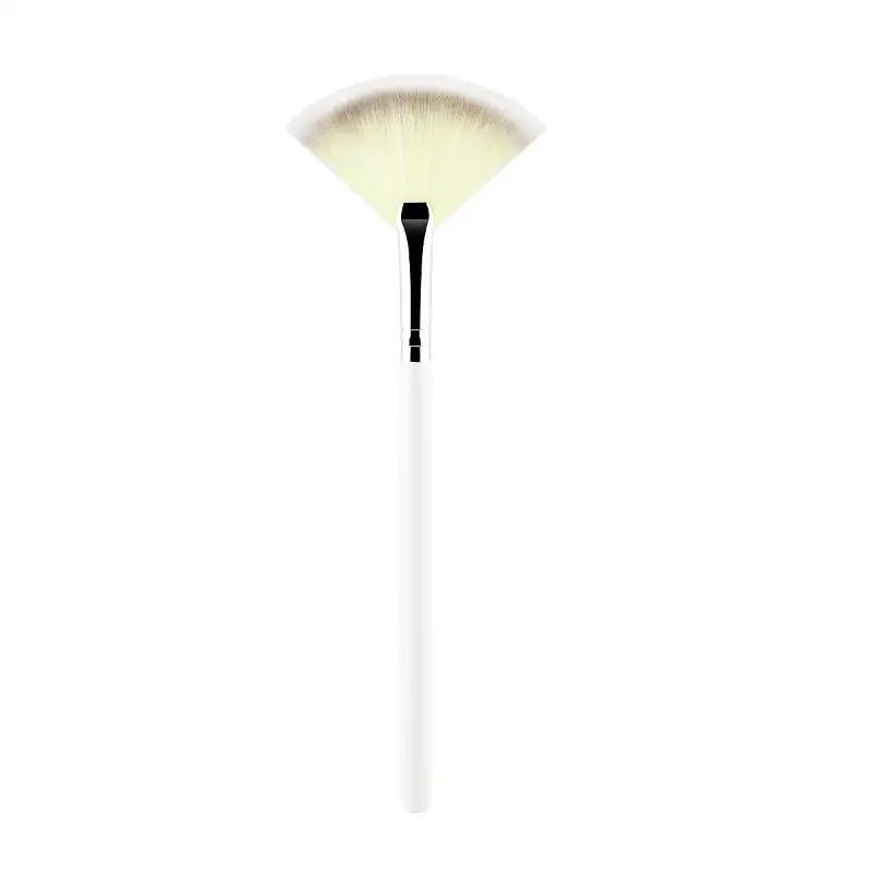 Fan-Shaped Highlighter Makeup Brush – Soft Synthetic Blush Makeup Brush Qst White