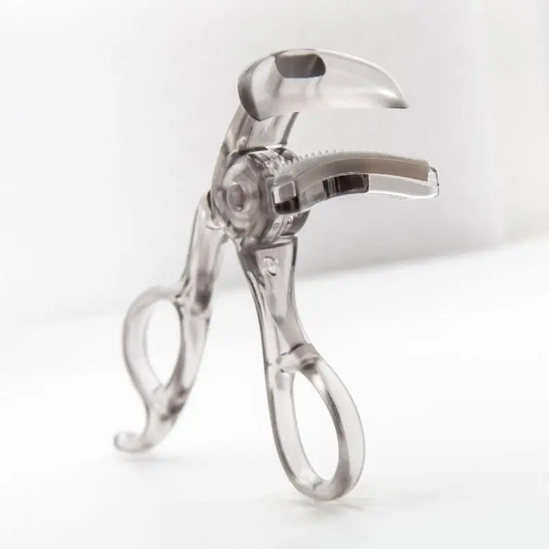 Wide-Angle Eyelash Curler with Toothed Comb – All Eye Shapes Eyelash Curler Qst A Gray