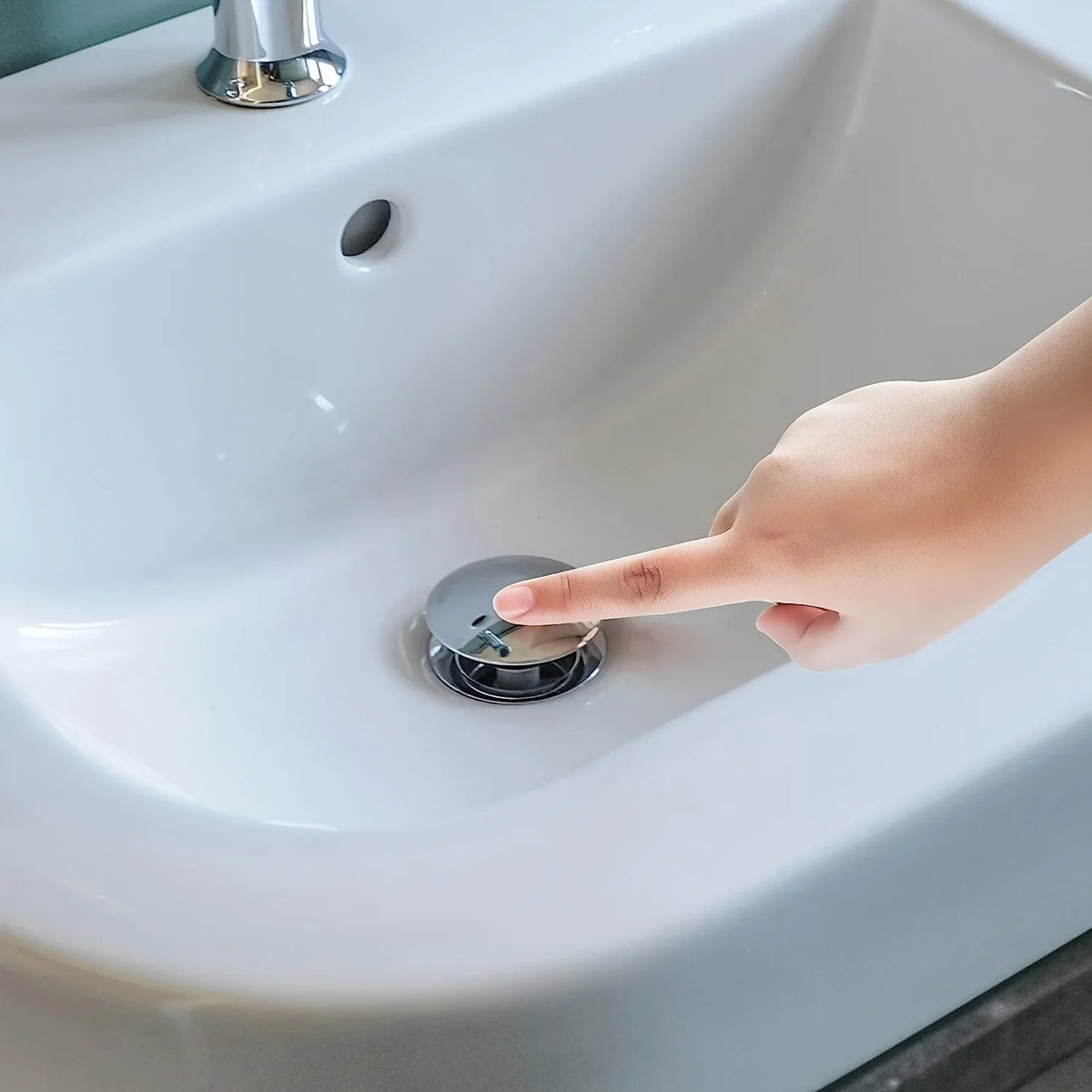 Universal Bathroom Sink Stopper – Spring-Loaded Brass Drain Plug Bathroom Drain Stopper Qme