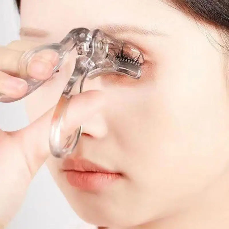 Wide-Angle Eyelash Curler with Toothed Comb – All Eye Shapes Eyelash Curler Qst