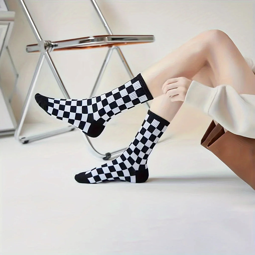 Black White Checkerboard Crew Socks – 2 Pairs, Unisex Novelty Crew Socks Qme