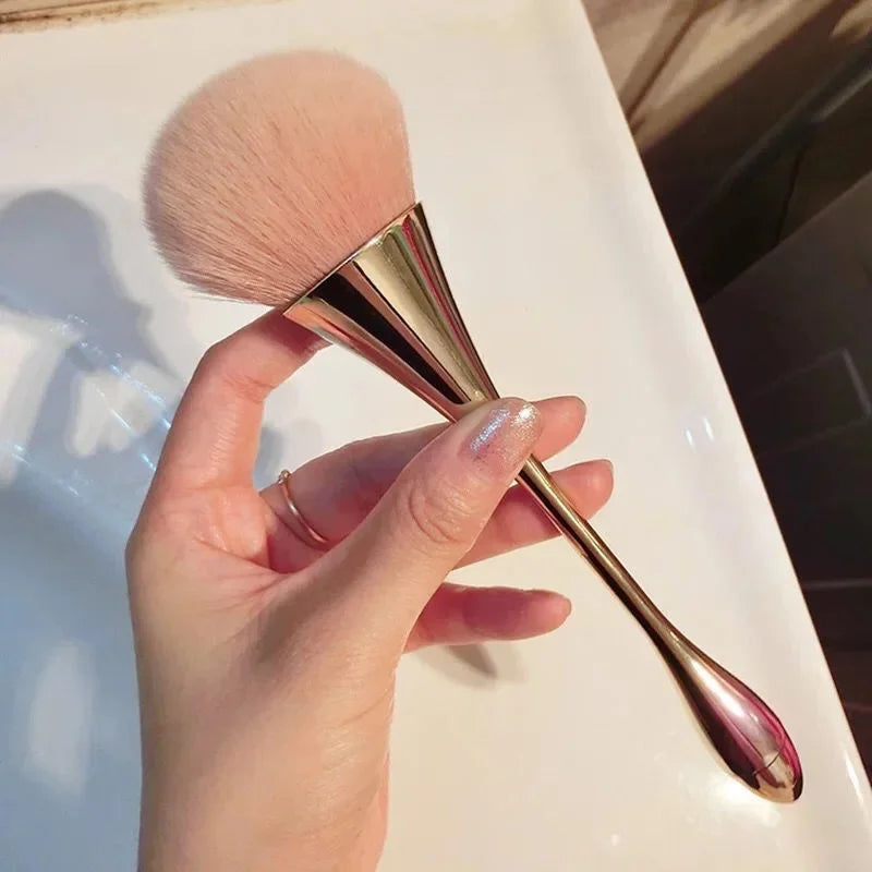 Large Fan Makeup Brush – Soft Synthetic Bristles & Hourglass Handle Fan Makeup Brush Qme