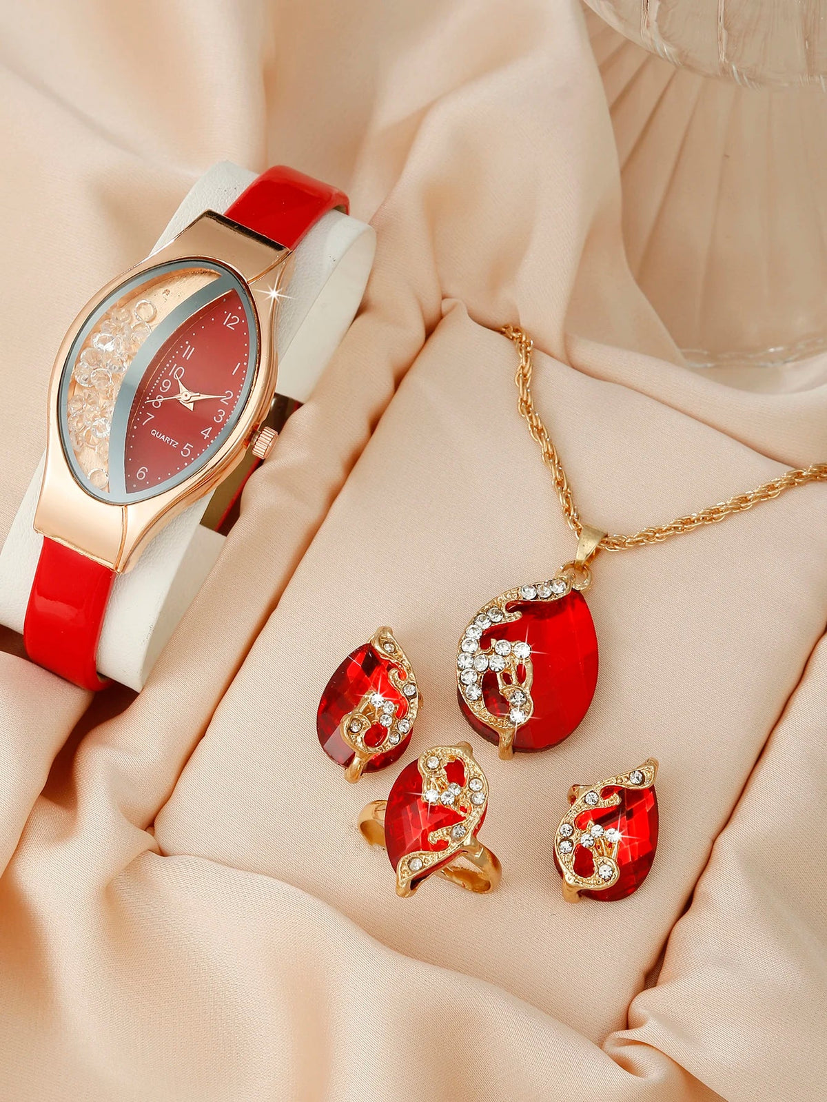 Women's Casual Analog Leather Bracelet Wristwatch | 4 Colors Analog Wristwatch Qme Red