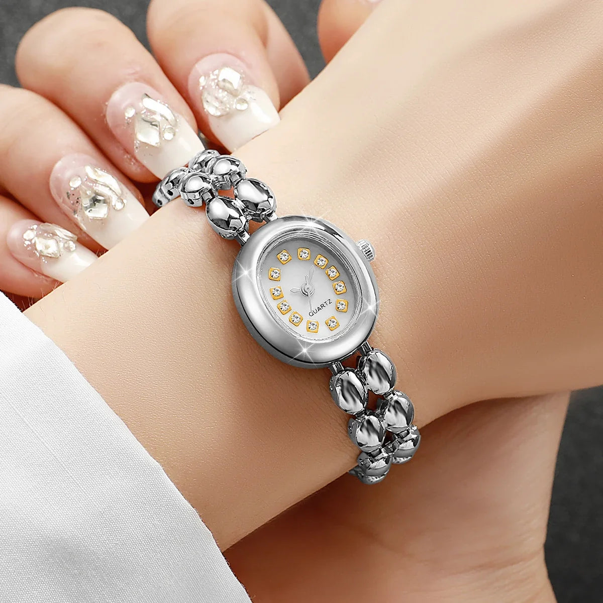 Women's Rhinestone Quartz Bracelet Watch – Elegant Style Bracelet Watch Qme